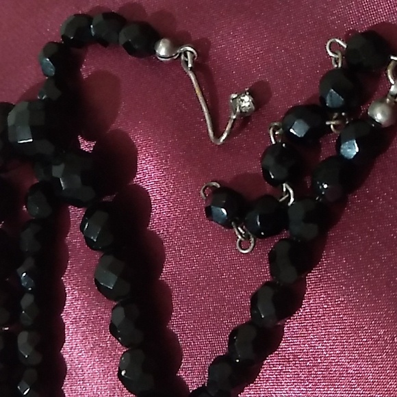 Antique black glass bead necklace with diamond clasp - Picture 4 of 5